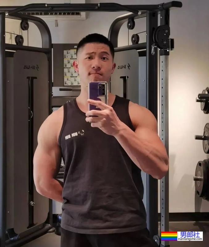 感受一下深圳寸头男孩的胸肌，网友：我可以！ - 51虹马