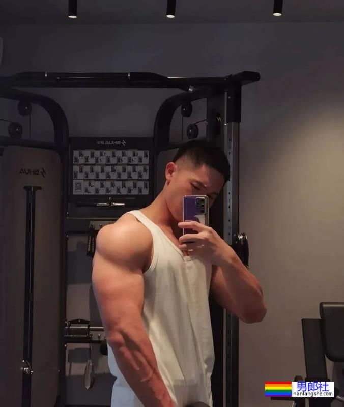 感受一下深圳寸头男孩的胸肌，网友：我可以！ - 51虹马