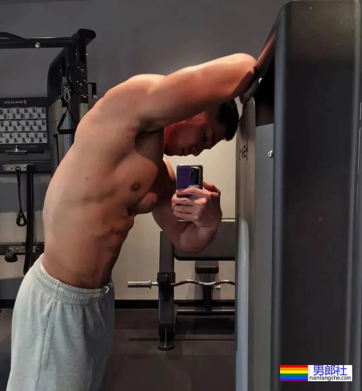感受一下深圳寸头男孩的胸肌，网友：我可以！ - 51虹马