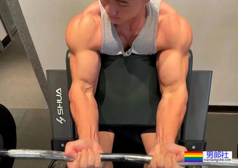 感受一下深圳寸头男孩的胸肌，网友：我可以！ - 51虹马