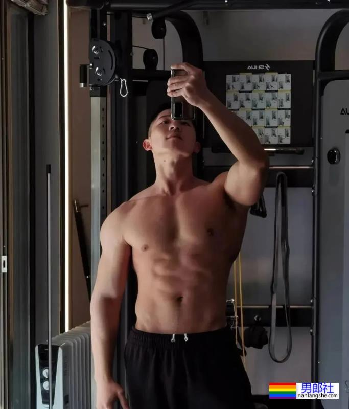 感受一下深圳寸头男孩的胸肌，网友：我可以！ - 51虹马