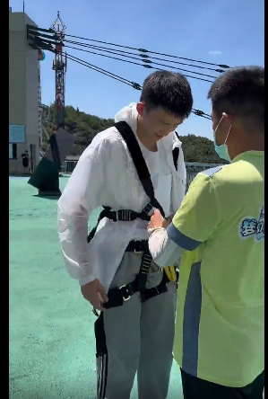 小哥哥穿灰裤子蹦极，实力很强大 - 51虹马