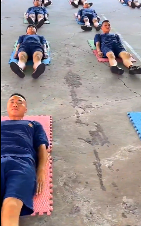 消防员哥哥们躺着做运动，个个实力都强大-51虹马