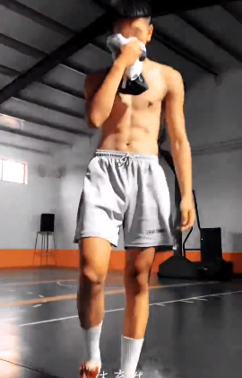 当篮球体育生穿上灰色小短裤 - 51虹马