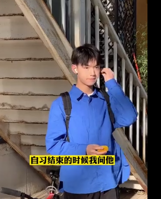 咖啡馆里偶遇上自习的帅哥,这颜值太暖了-51虹马