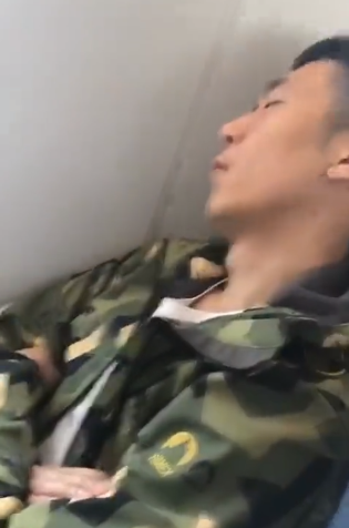 高铁上小哥哥睡着了，好想要他联系方式-51虹马