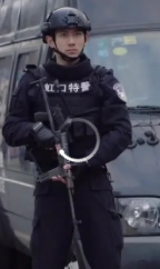上海抓拍到的超帅特警小哥哥，这大长腿......-51虹马