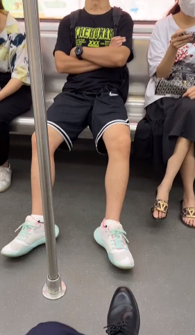 地铁上的运动小哥哥睡着了，他梦见了啥，感觉超级帅的。-51虹马