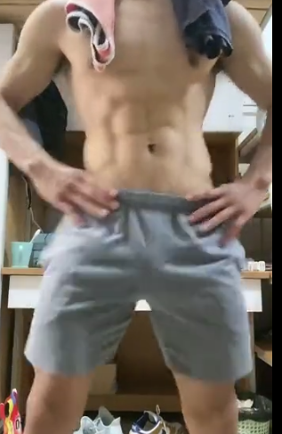 体育生室友的腰太灵活了，臀部真的太圆了。快来看他在宿舍一个人拍的视频-51虹马