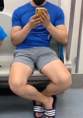 地铁上穿灰裤子的肌肉小哥,裤子太小了-51虹马