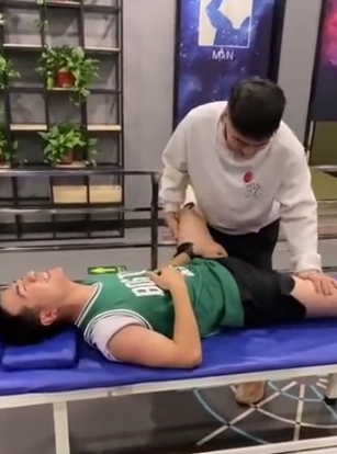 体育生训练后被帅哥按腿,叫声太过了-51虹马