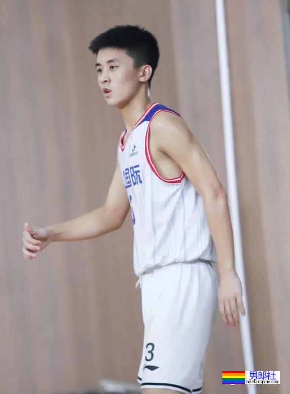 湖南小哥有多帅？长沙麓山国际实验学校的篮球校草比杨鸣还帅！-51虹马