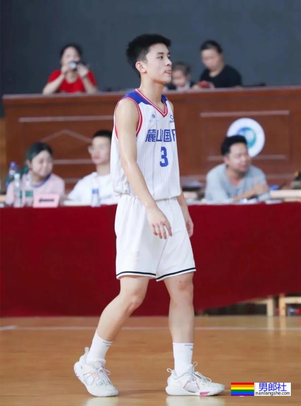 湖南小哥有多帅?长沙麓山国际实验学校的篮球校草比杨鸣还帅! - 51虹马 湖南小哥有多帅?长沙麓山国际实验学校的篮球校草比杨鸣还帅! - 51虹马