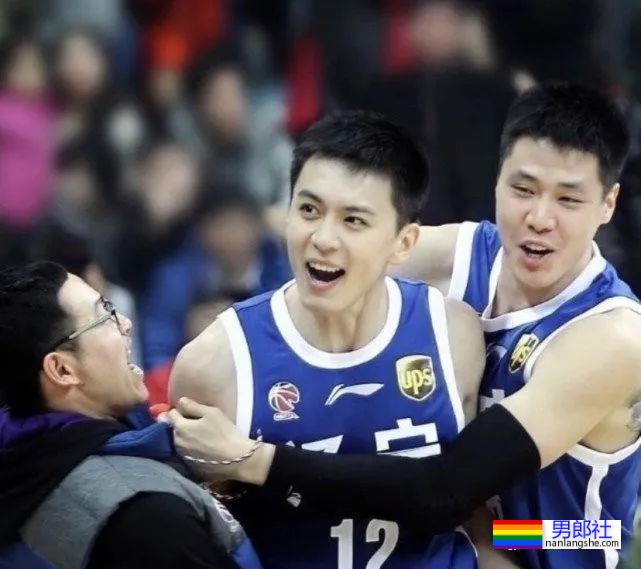 湖南小哥有多帅?长沙麓山国际实验学校的篮球校草比杨鸣还帅! - 51虹马 湖南小哥有多帅?长沙麓山国际实验学校的篮球校草比杨鸣还帅! - 51虹马