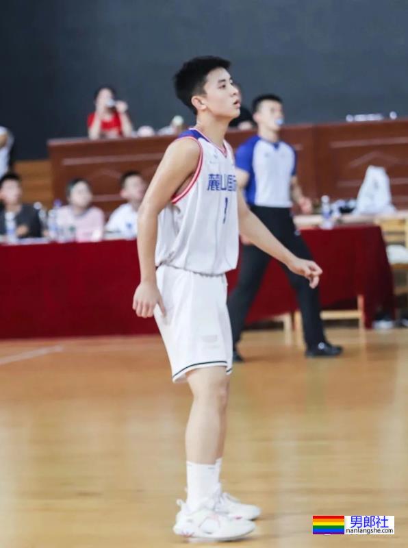 湖南小哥有多帅?长沙麓山国际实验学校的篮球校草比杨鸣还帅! - 51虹马 湖南小哥有多帅?长沙麓山国际实验学校的篮球校草比杨鸣还帅! - 51虹马