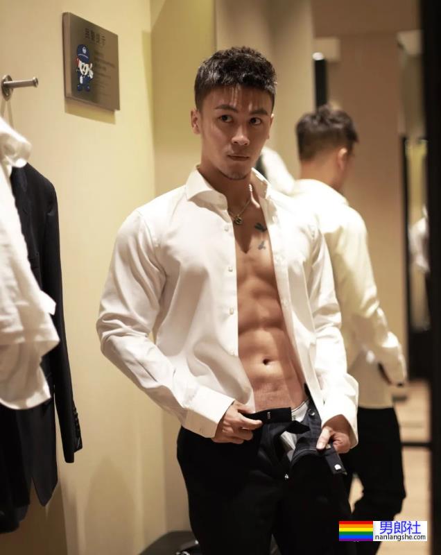 试衣间里换衣服的正装肌肉男，太爷们了-51虹马