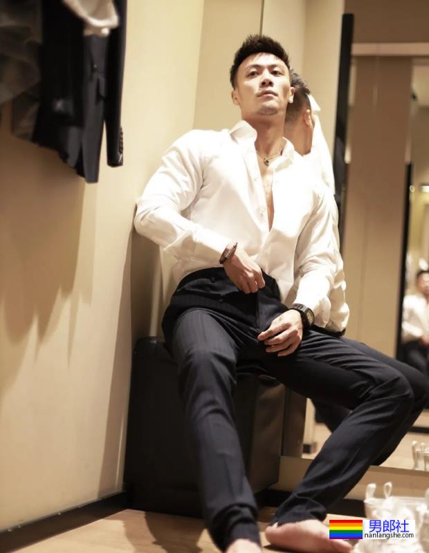 试衣间里换衣服的正装肌肉男,太爷们了 - 51虹马 试衣间里换衣服的正装肌肉男,太爷们了 - 51虹马