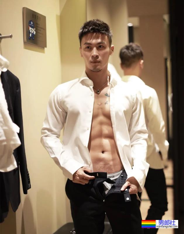 试衣间里换衣服的正装肌肉男,太爷们了 - 51虹马 试衣间里换衣服的正装肌肉男,太爷们了 - 51虹马