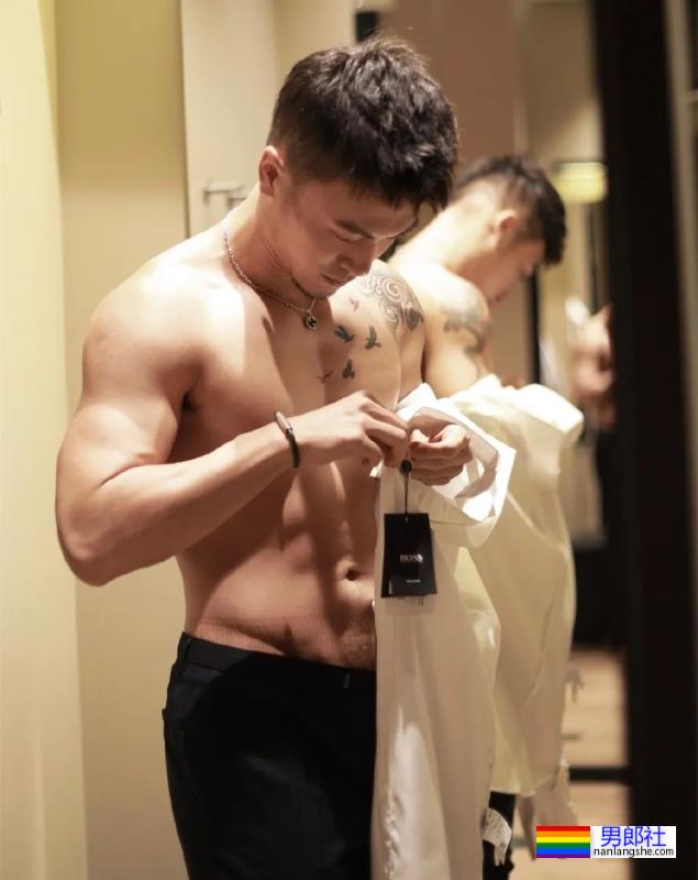 试衣间里换衣服的正装肌肉男,太爷们了 - 51虹马 试衣间里换衣服的正装肌肉男,太爷们了 - 51虹马