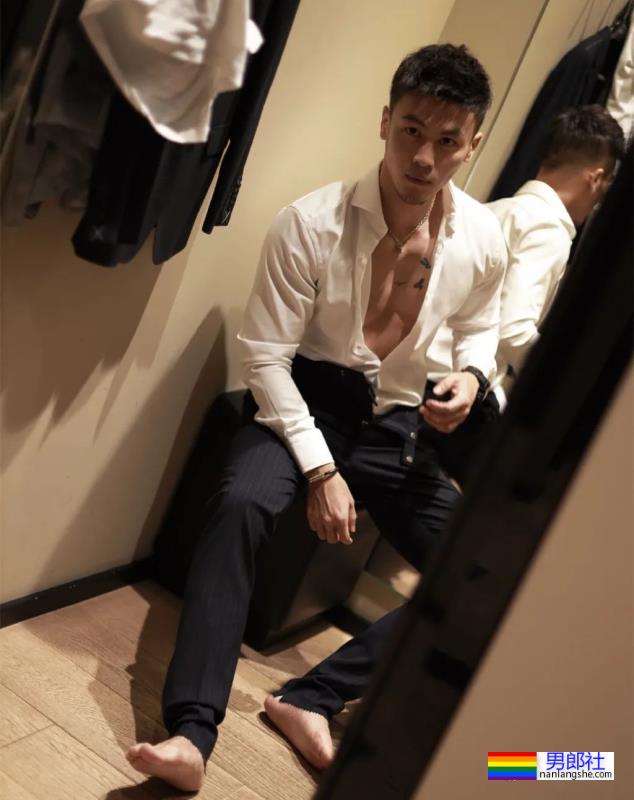 试衣间里换衣服的正装肌肉男,太爷们了 - 51虹马 试衣间里换衣服的正装肌肉男,太爷们了 - 51虹马