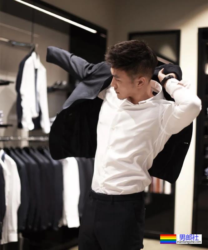 试衣间里换衣服的正装肌肉男,太爷们了 - 51虹马 试衣间里换衣服的正装肌肉男,太爷们了 - 51虹马