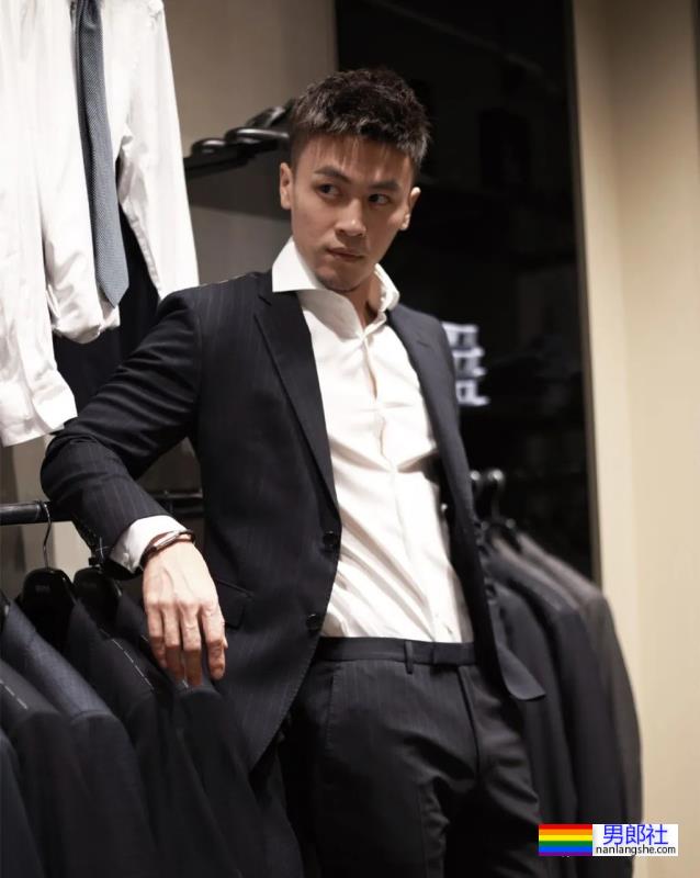 试衣间里换衣服的正装肌肉男,太爷们了 - 51虹马 试衣间里换衣服的正装肌肉男,太爷们了 - 51虹马