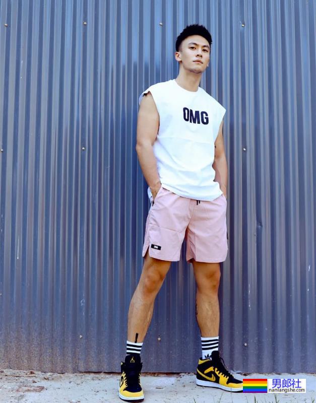 试衣间里换衣服的正装肌肉男,太爷们了 - 51虹马 试衣间里换衣服的正装肌肉男,太爷们了 - 51虹马