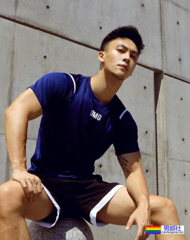 试衣间里换衣服的正装肌肉男,太爷们了 - 51虹马 试衣间里换衣服的正装肌肉男,太爷们了 - 51虹马