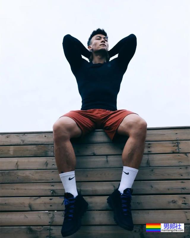 试衣间里换衣服的正装肌肉男,太爷们了 - 51虹马 试衣间里换衣服的正装肌肉男,太爷们了 - 51虹马