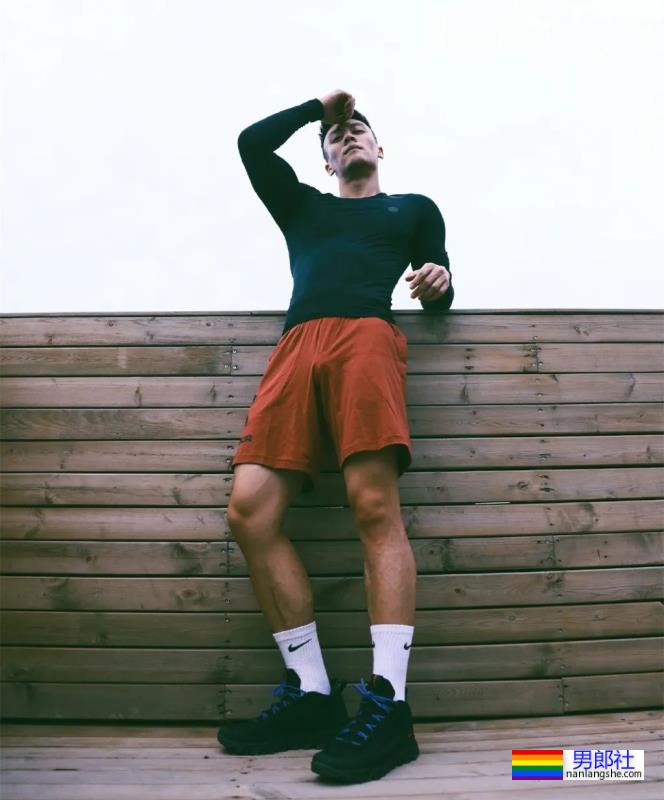 试衣间里换衣服的正装肌肉男,太爷们了 - 51虹马 试衣间里换衣服的正装肌肉男,太爷们了 - 51虹马