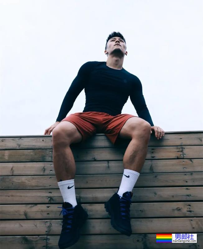 试衣间里换衣服的正装肌肉男,太爷们了 - 51虹马 试衣间里换衣服的正装肌肉男,太爷们了 - 51虹马