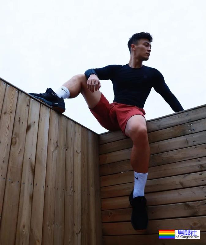 试衣间里换衣服的正装肌肉男,太爷们了 - 51虹马 试衣间里换衣服的正装肌肉男,太爷们了 - 51虹马