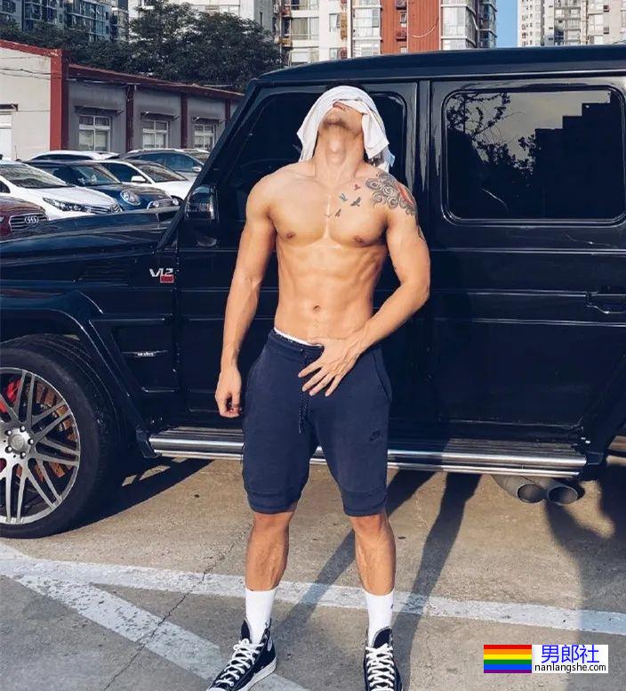 试衣间里换衣服的正装肌肉男,太爷们了 - 51虹马 试衣间里换衣服的正装肌肉男,太爷们了 - 51虹马