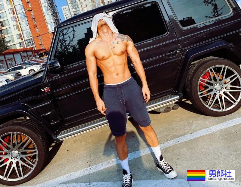 试衣间里换衣服的正装肌肉男,太爷们了 - 51虹马 试衣间里换衣服的正装肌肉男,太爷们了 - 51虹马