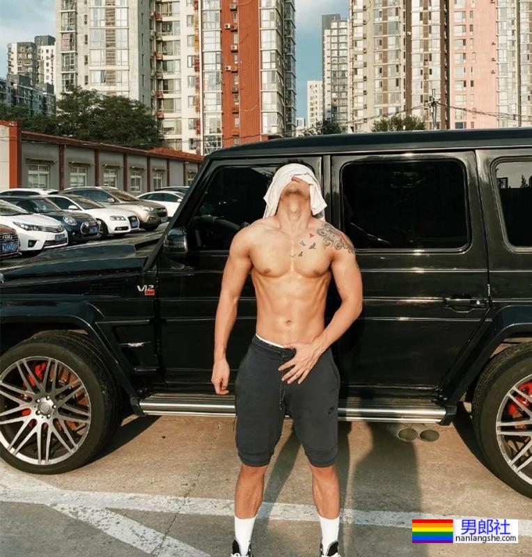 试衣间里换衣服的正装肌肉男,太爷们了 - 51虹马 试衣间里换衣服的正装肌肉男,太爷们了 - 51虹马