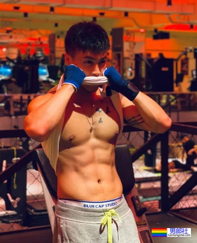 试衣间里换衣服的正装肌肉男,太爷们了 - 51虹马 试衣间里换衣服的正装肌肉男,太爷们了 - 51虹马