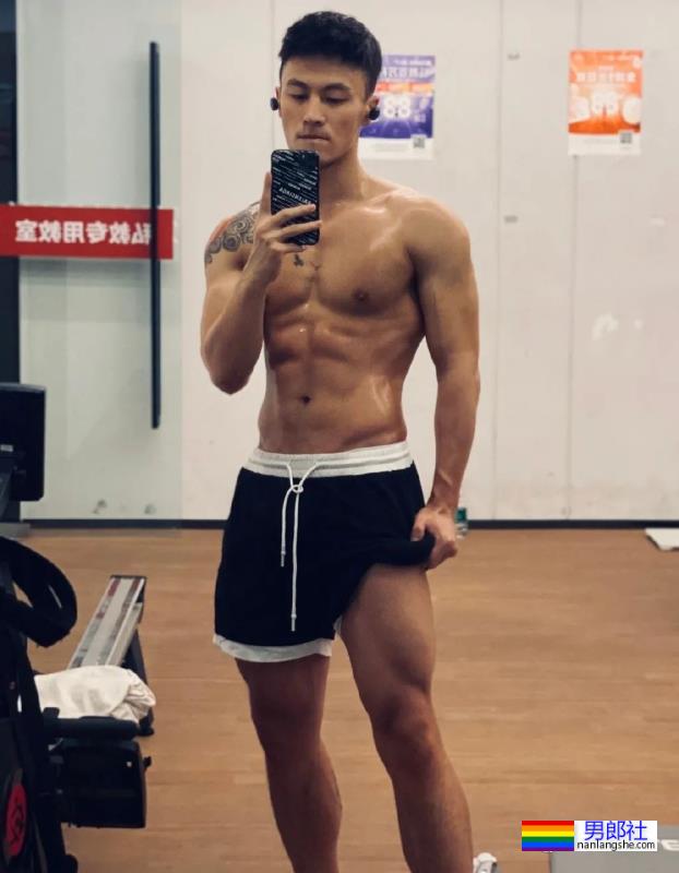 试衣间里换衣服的正装肌肉男,太爷们了 - 51虹马 试衣间里换衣服的正装肌肉男,太爷们了 - 51虹马