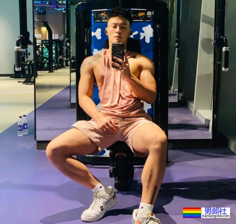 试衣间里换衣服的正装肌肉男,太爷们了 - 51虹马 试衣间里换衣服的正装肌肉男,太爷们了 - 51虹马