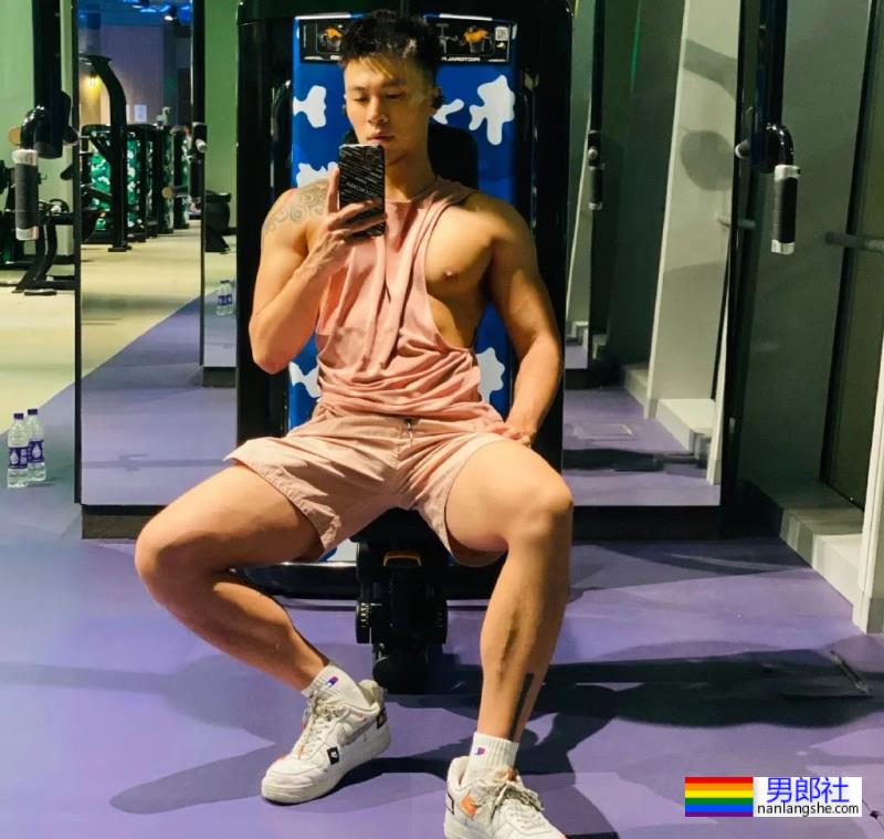 试衣间里换衣服的正装肌肉男,太爷们了 - 51虹马 试衣间里换衣服的正装肌肉男,太爷们了 - 51虹马