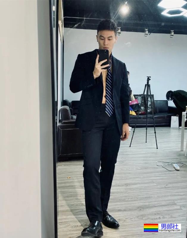 试衣间里换衣服的正装肌肉男,太爷们了 - 51虹马 试衣间里换衣服的正装肌肉男,太爷们了 - 51虹马