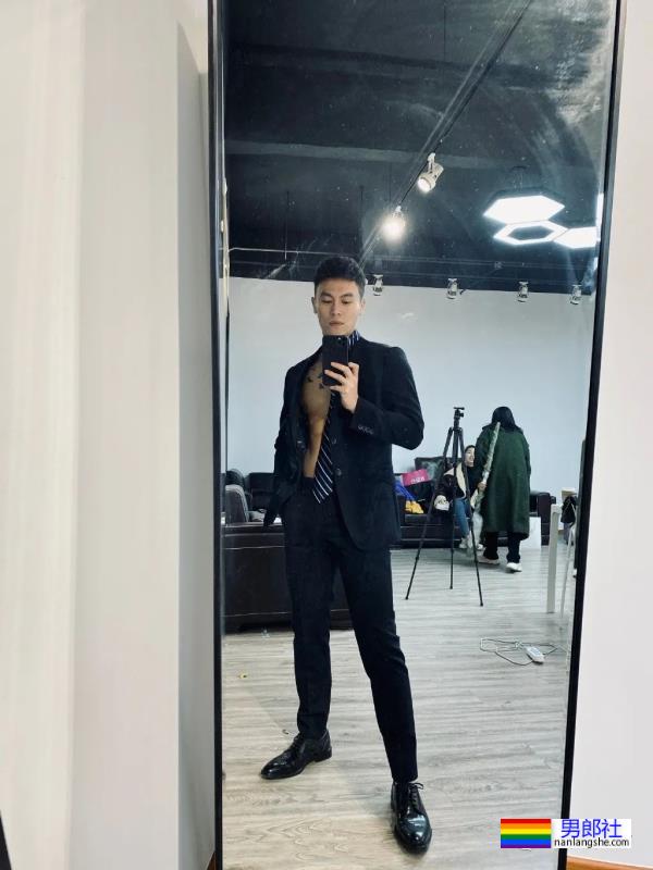 试衣间里换衣服的正装肌肉男,太爷们了 - 51虹马 试衣间里换衣服的正装肌肉男,太爷们了 - 51虹马