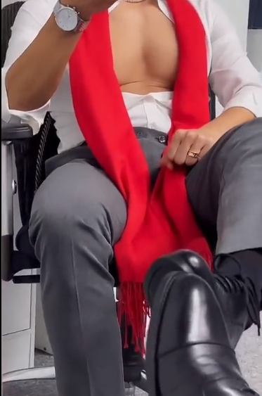 大胸肌肉男穿灰裤子,实力太强大了-51虹马