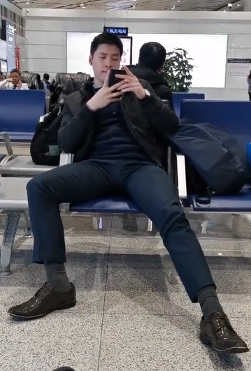 高铁站对面的正装男，你们觉得帅吗？-51虹马