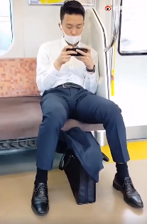 地铁上偶遇的正装帅哥，裤子有些紧了-51虹马