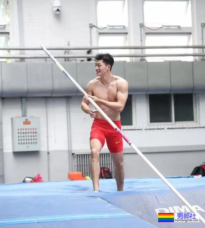 192cm撑杆跳运动员实力强大！穿紧身衣的腰臀比太可了！ - 51虹马