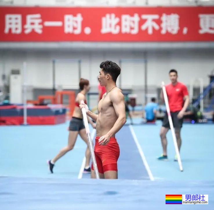 192cm撑杆跳运动员实力强大！穿紧身衣的腰臀比太可了！ - 51虹马