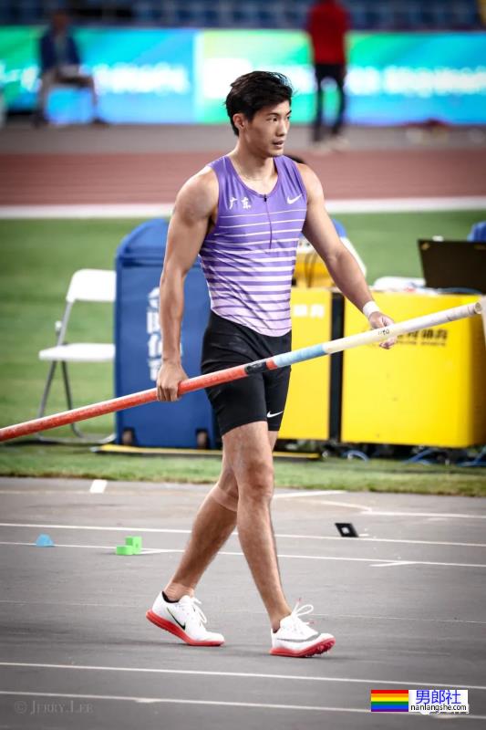 192cm撑杆跳运动员实力强大！穿紧身衣的腰臀比太可了！ - 51虹马