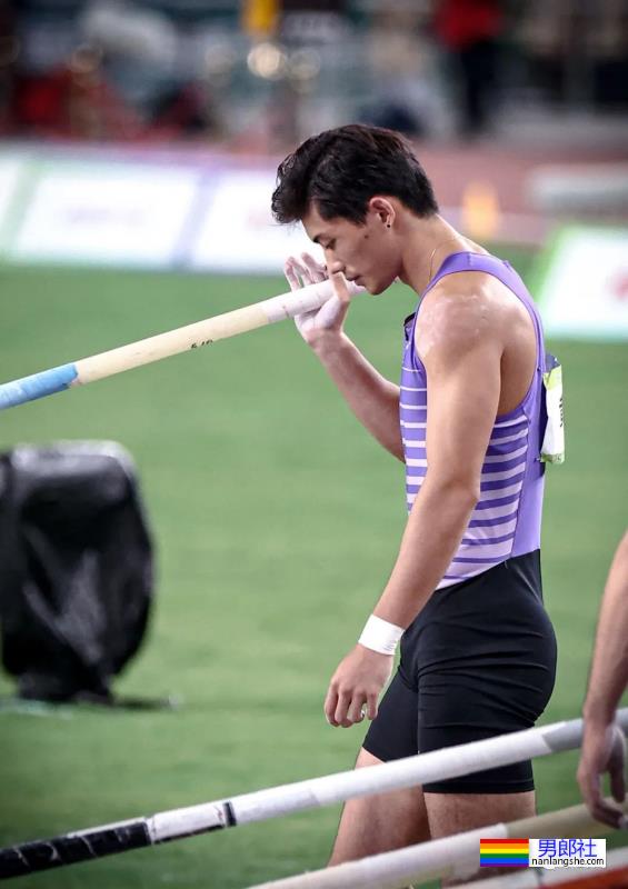 192cm撑杆跳运动员实力强大！穿紧身衣的腰臀比太可了！ - 51虹马