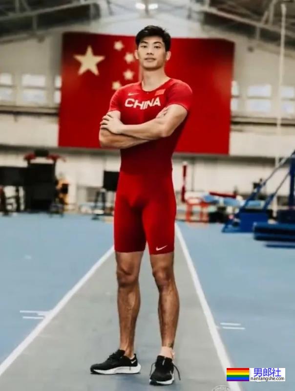 192cm撑杆跳运动员实力强大！穿紧身衣的腰臀比太可了！ - 51虹马