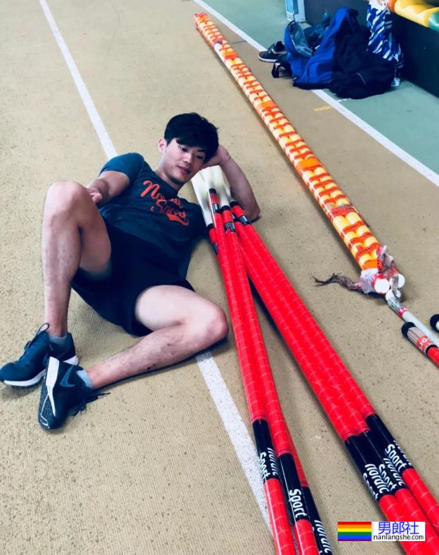 192cm撑杆跳运动员实力强大！穿紧身衣的腰臀比太可了！ - 51虹马